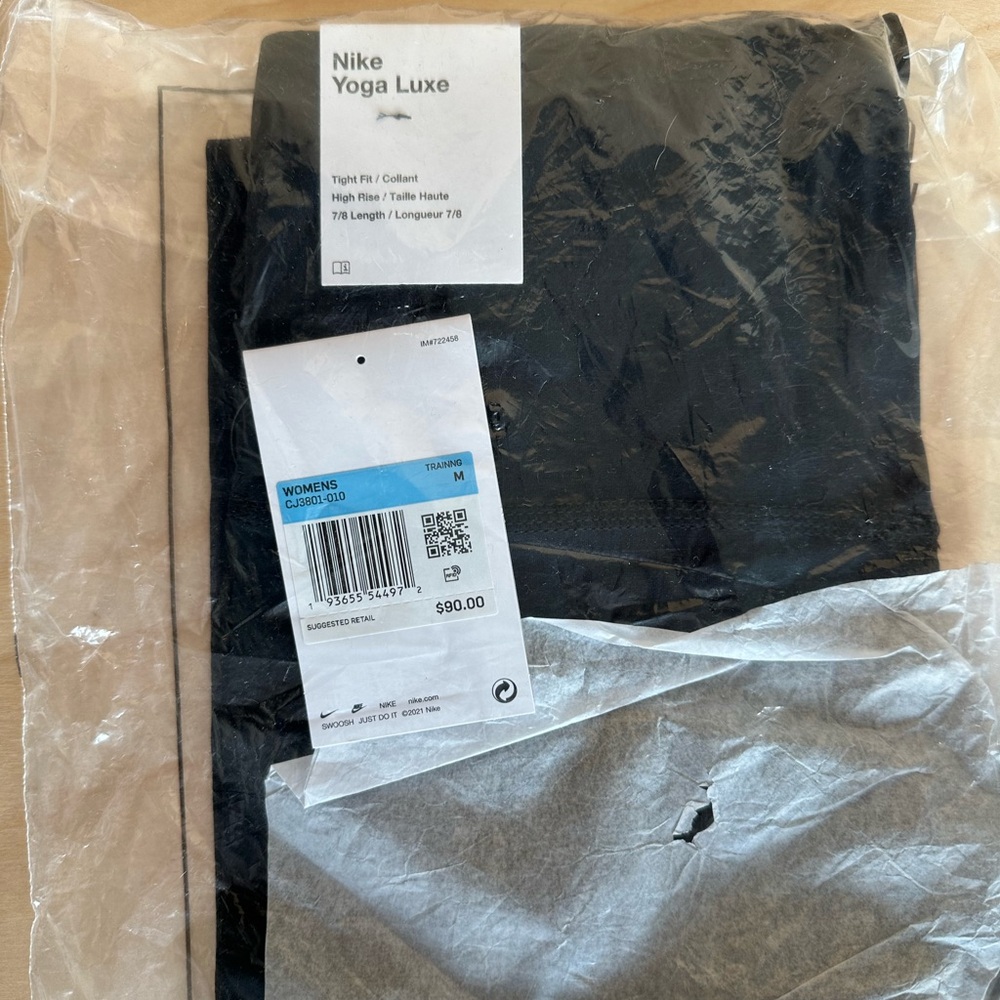 NWT Nike Yoga Luxe High-Waist 7/8 Leggings in Black